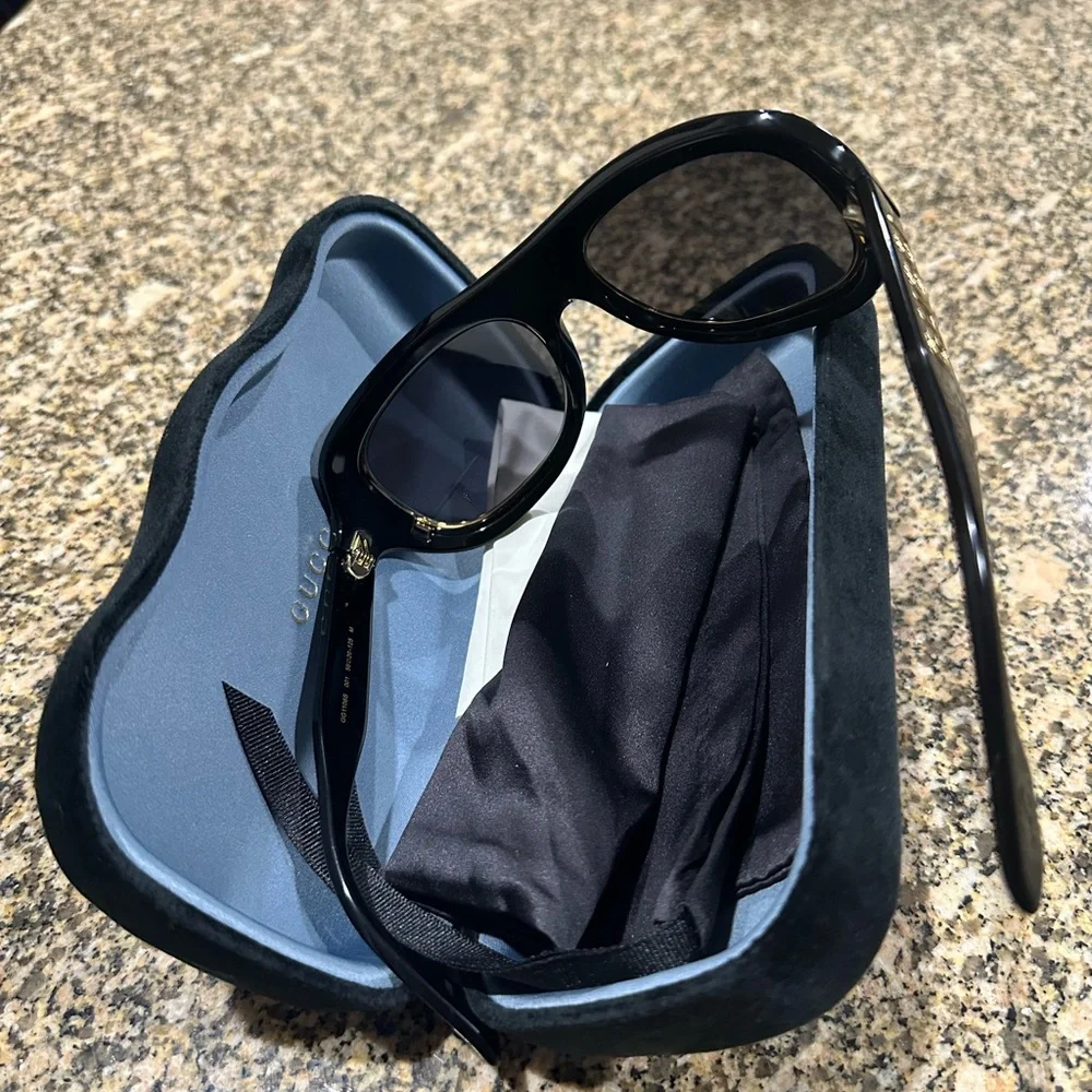 Gucci Black and Gold Sunglasses with Case - Picture 5 of 6